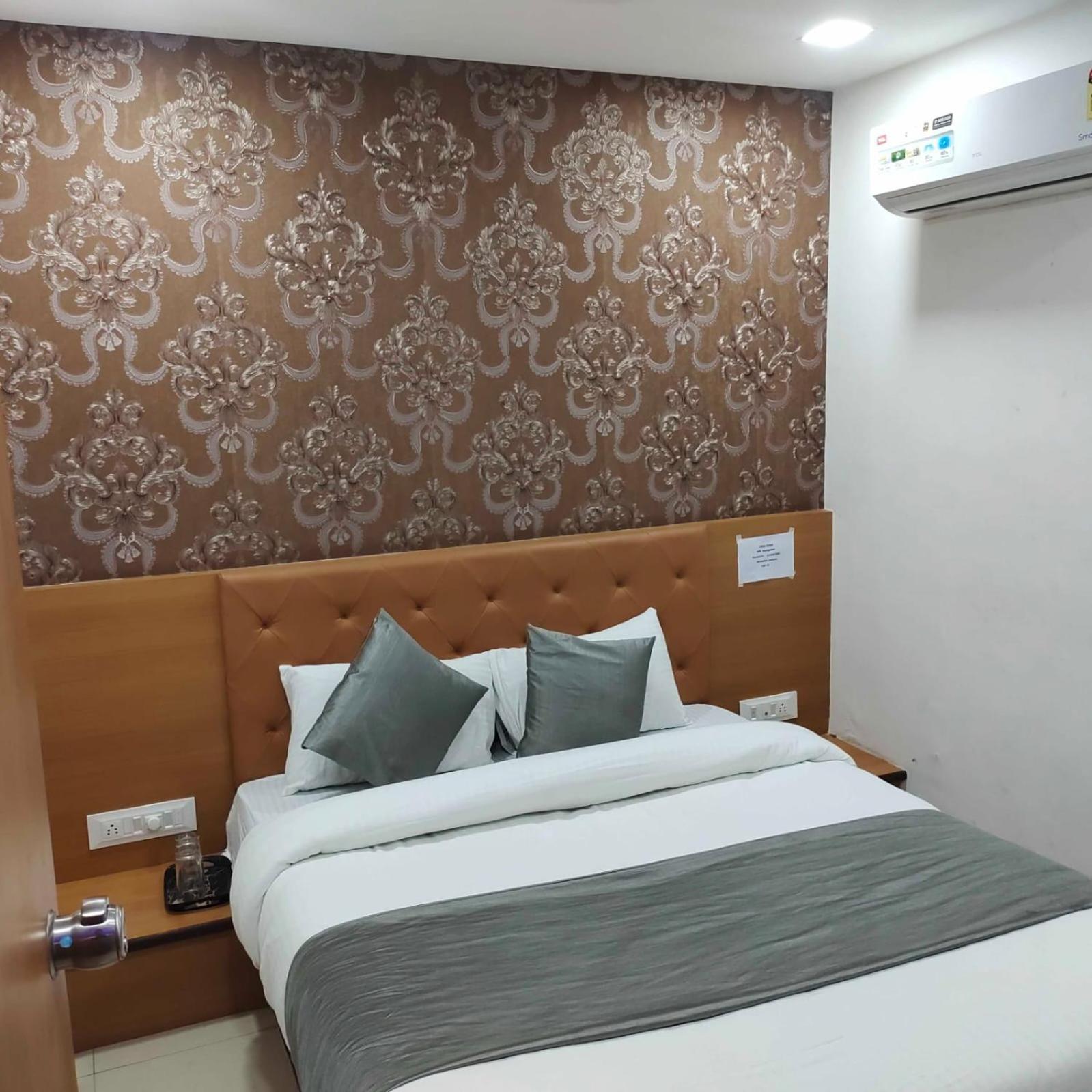 Hotel Globle Vadodara Bagian luar foto